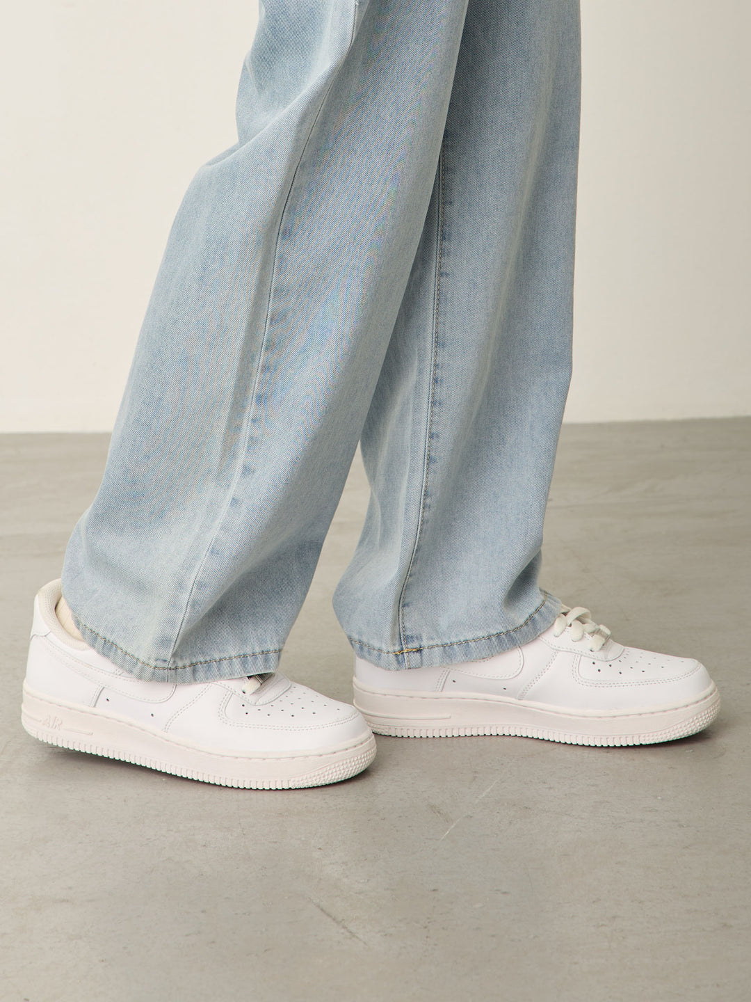 浅蓝色薄款牛仔长裤