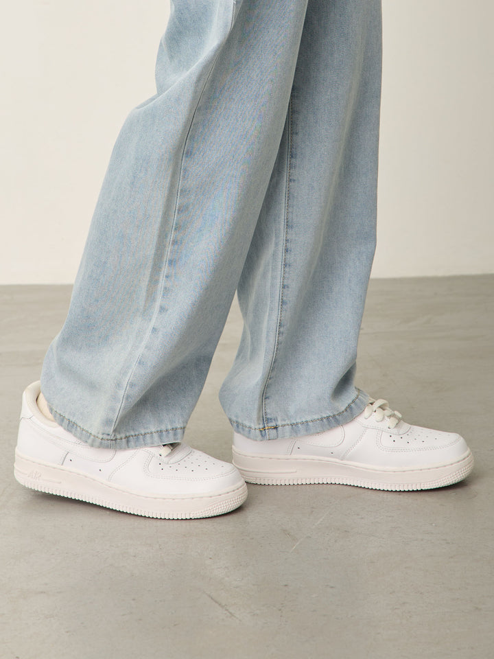 浅蓝色薄款牛仔长裤