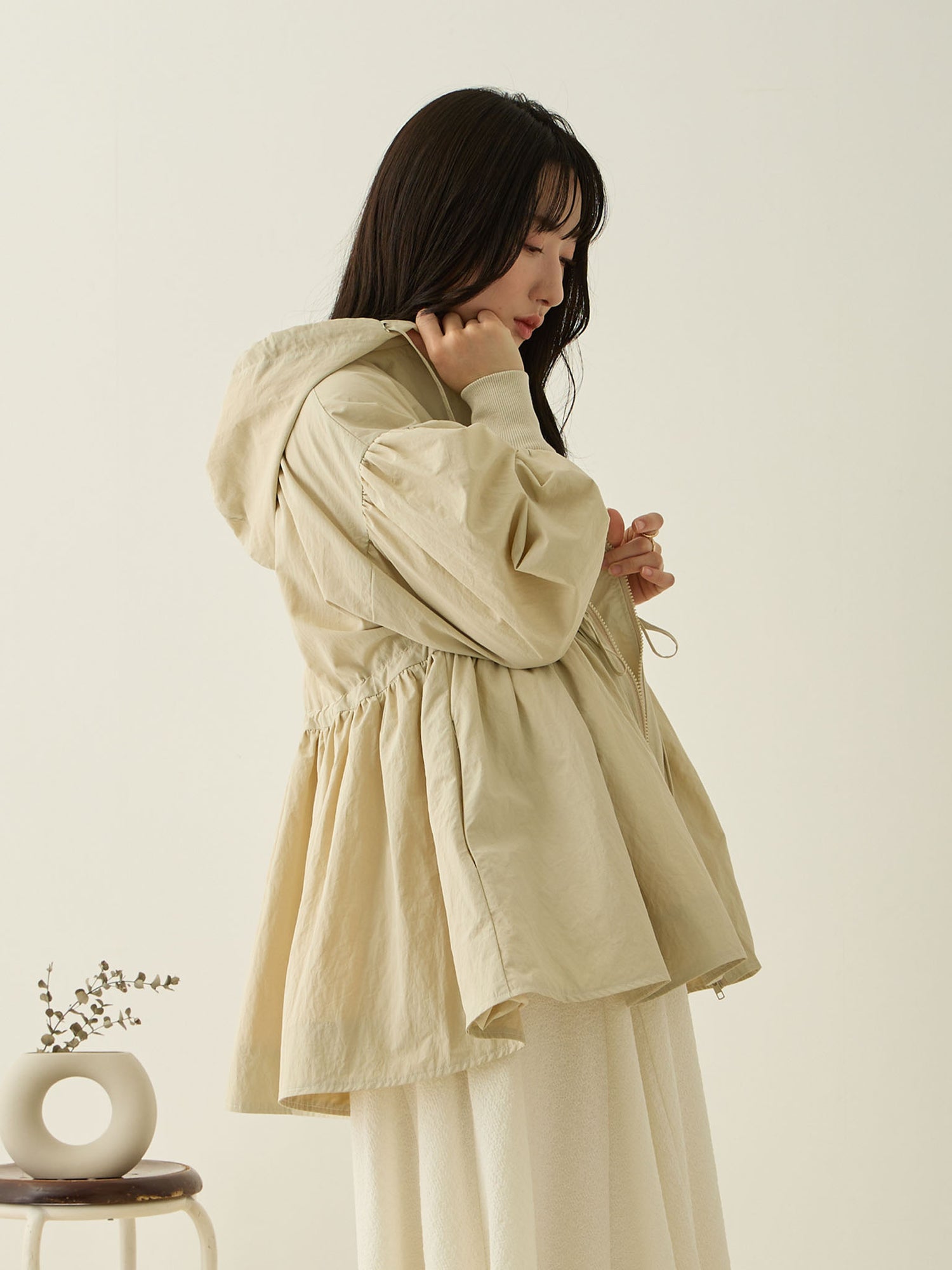 [孕妇/哺乳服装] 荷叶边轻薄外套，具有防水处理和鸭舌本色