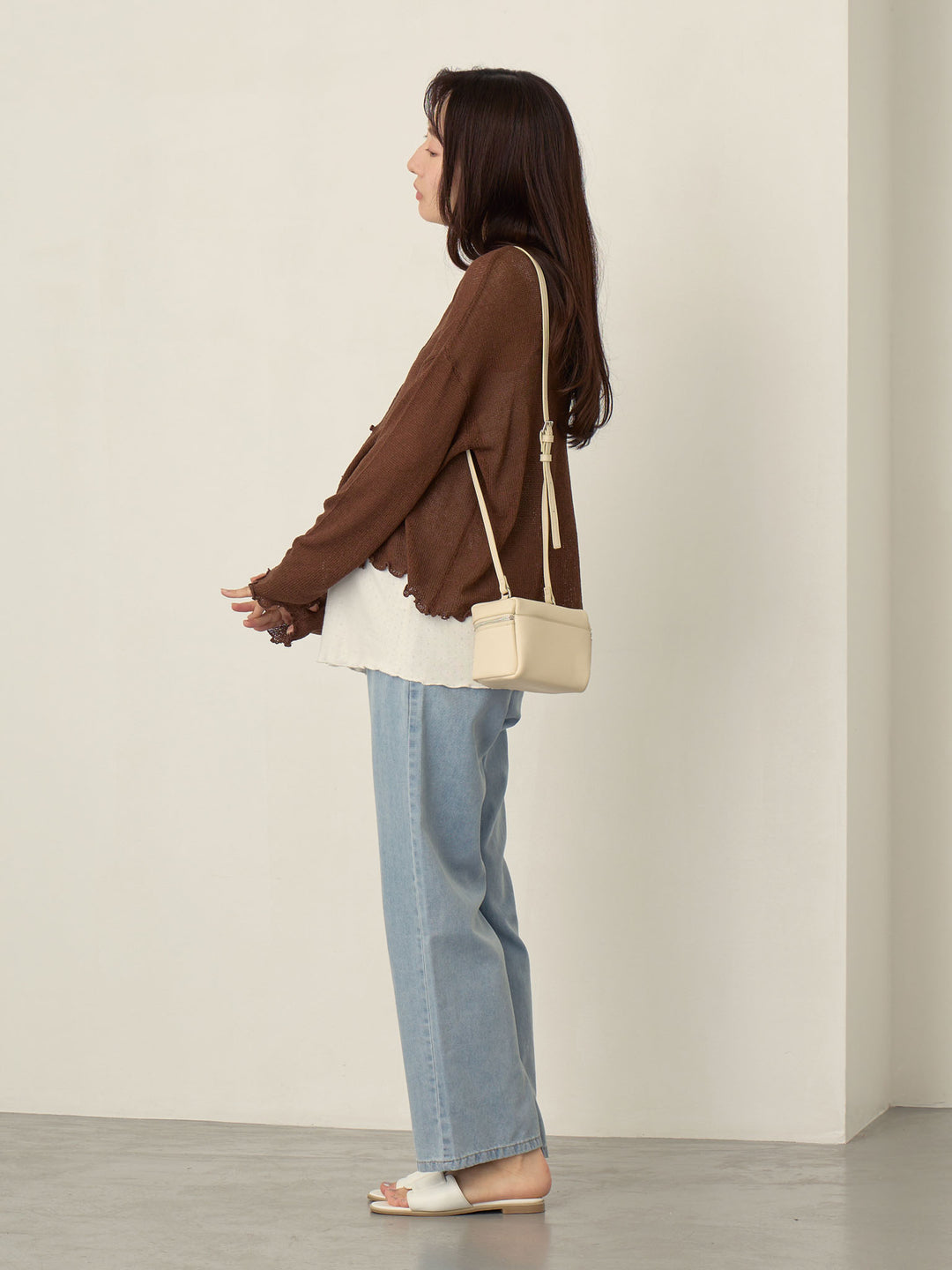 浅蓝色薄款牛仔长裤