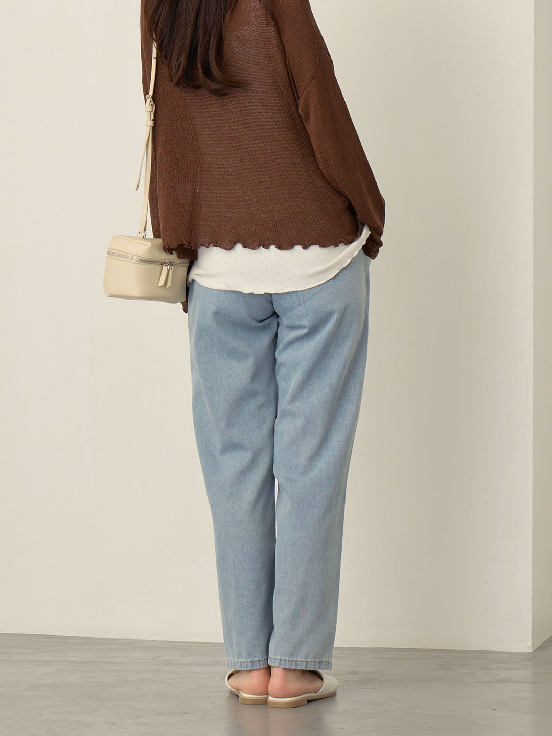 浅蓝色薄款牛仔长裤