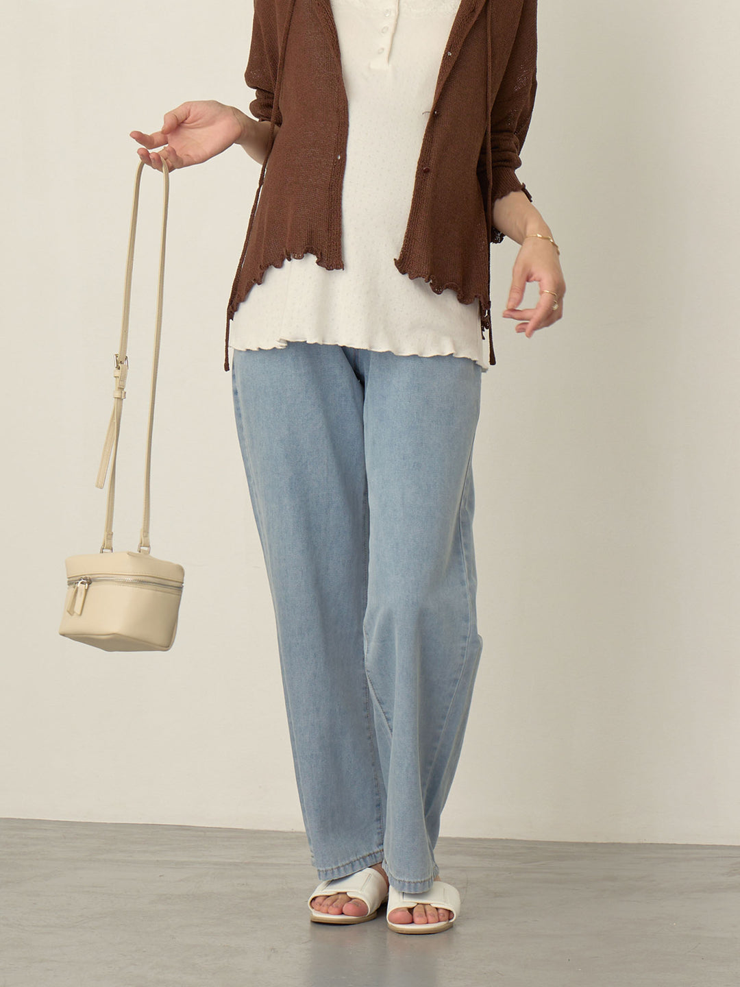 浅蓝色薄款牛仔长裤