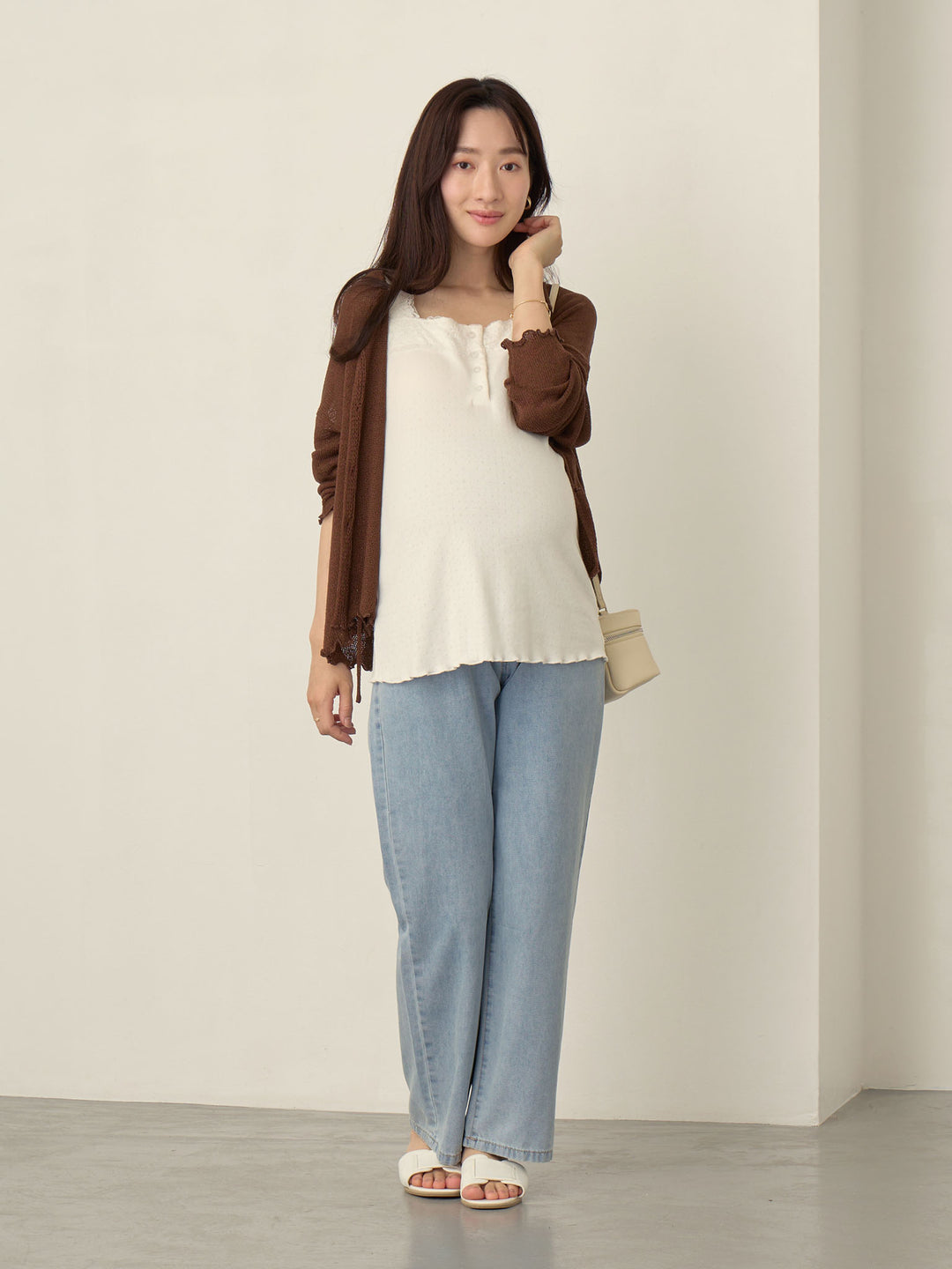 浅蓝色薄款牛仔长裤