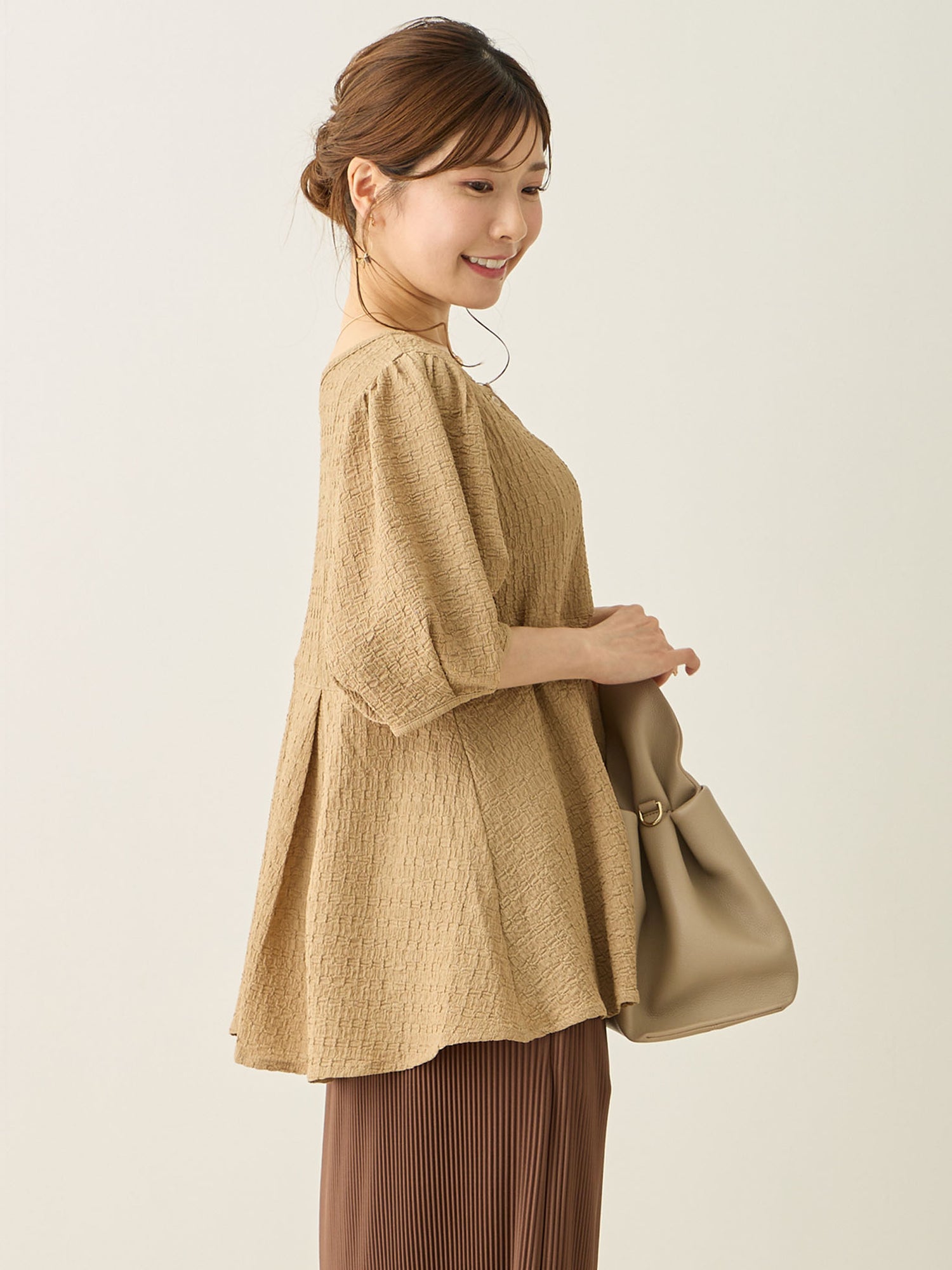 エンボスぺプラムブラウス Beige