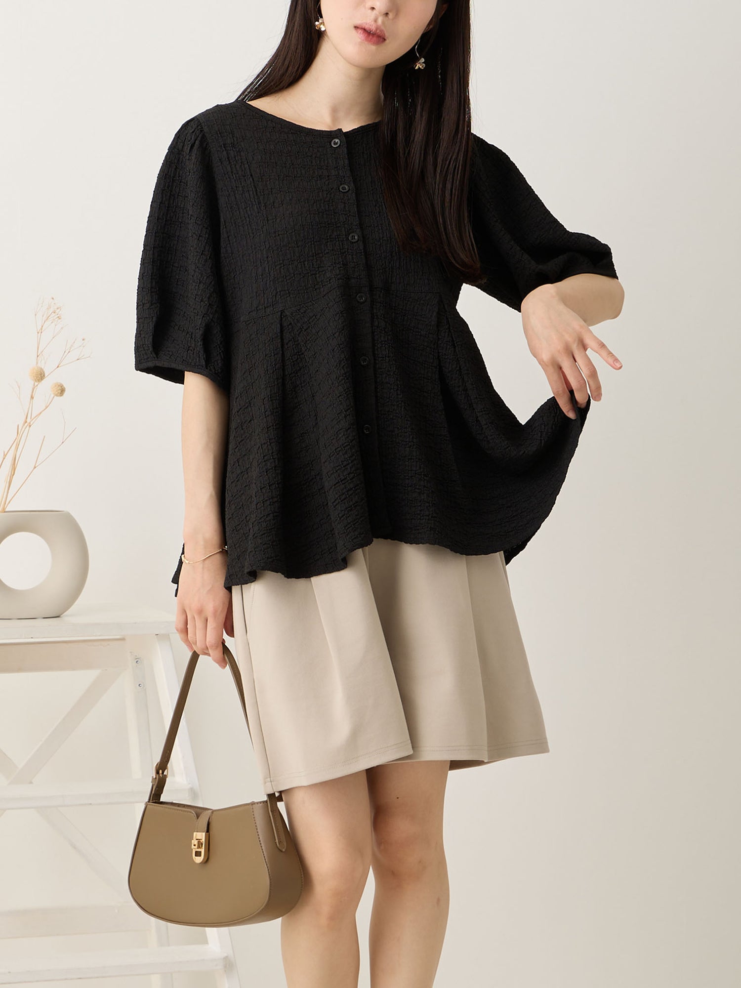 エンボスぺプラムブラウス Black