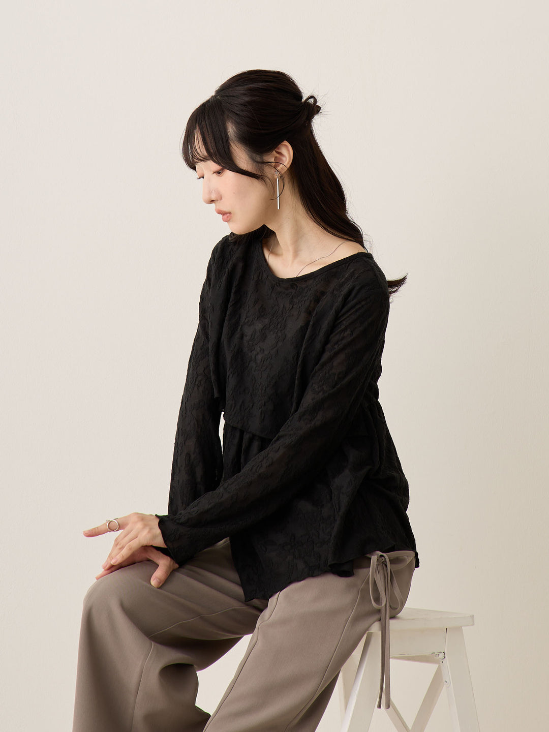 黑色花卉提花上衣