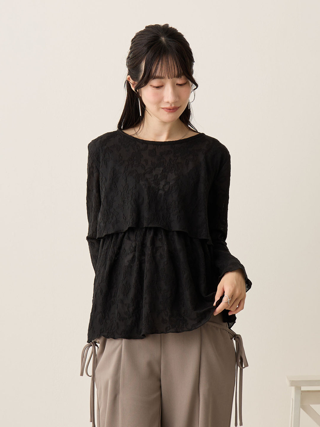 黑色花卉提花上衣