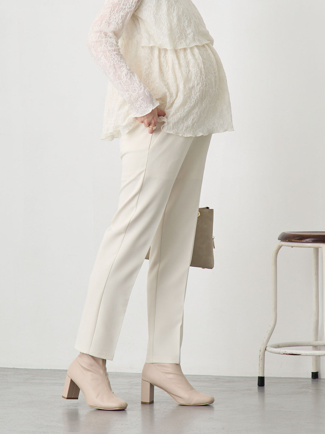 セレモニー対応・美脚見えマタニティテーパードパンツ Ivory