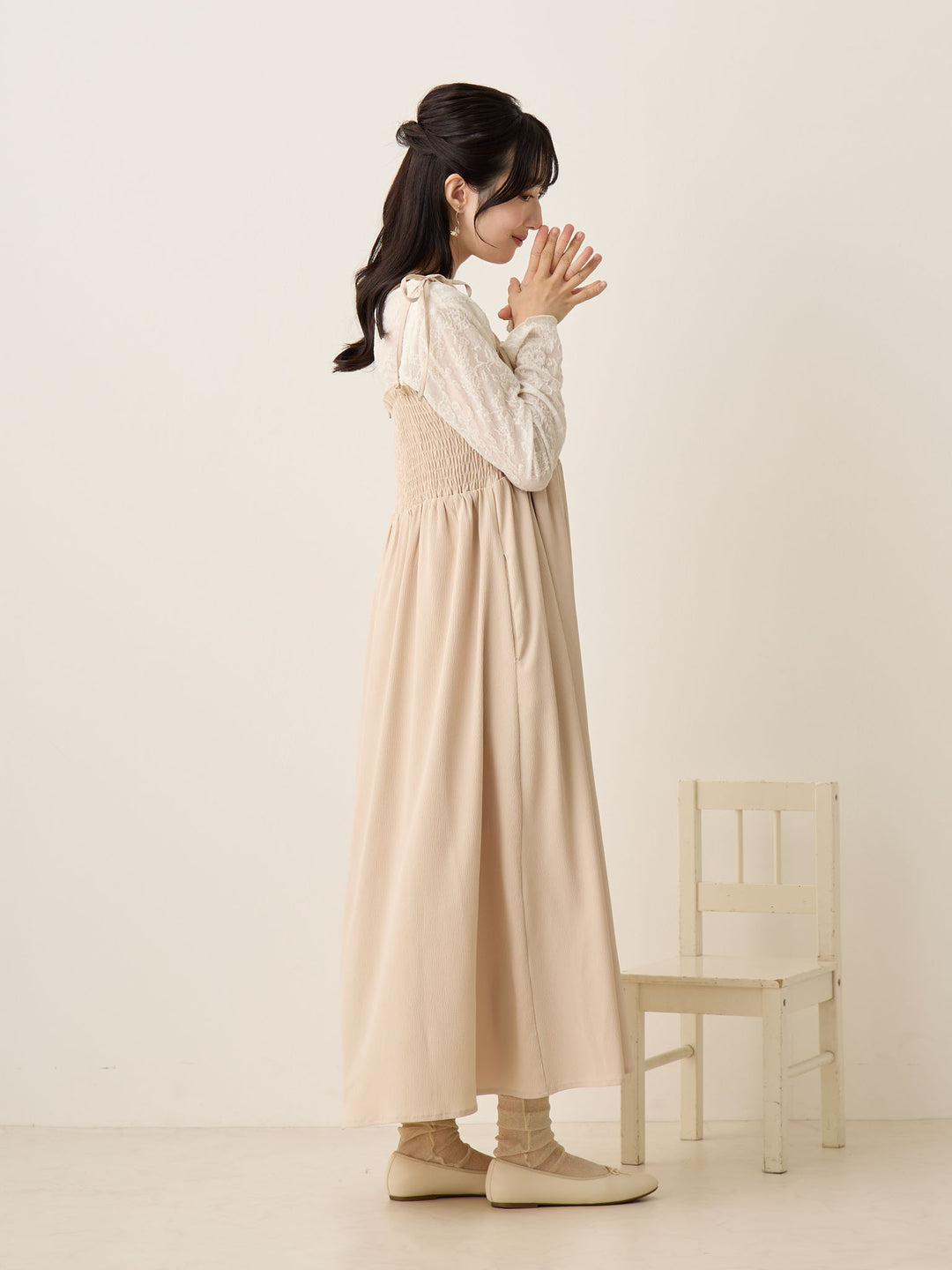 米色褶饰吊带连衣裙