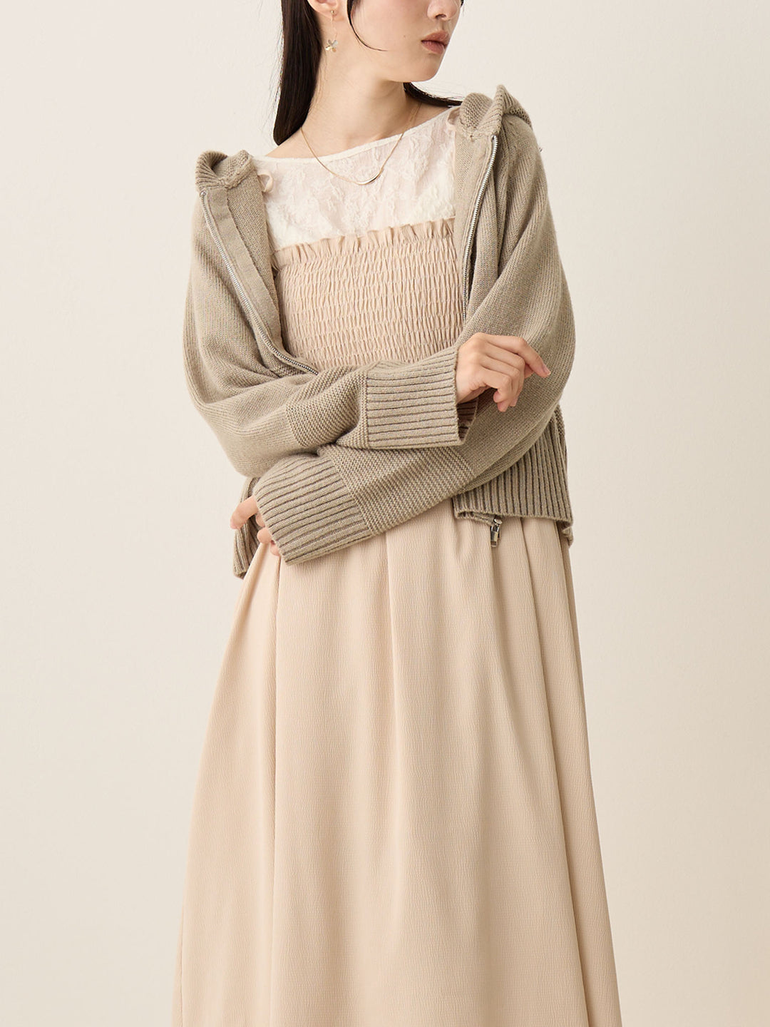 米色褶饰吊带连衣裙