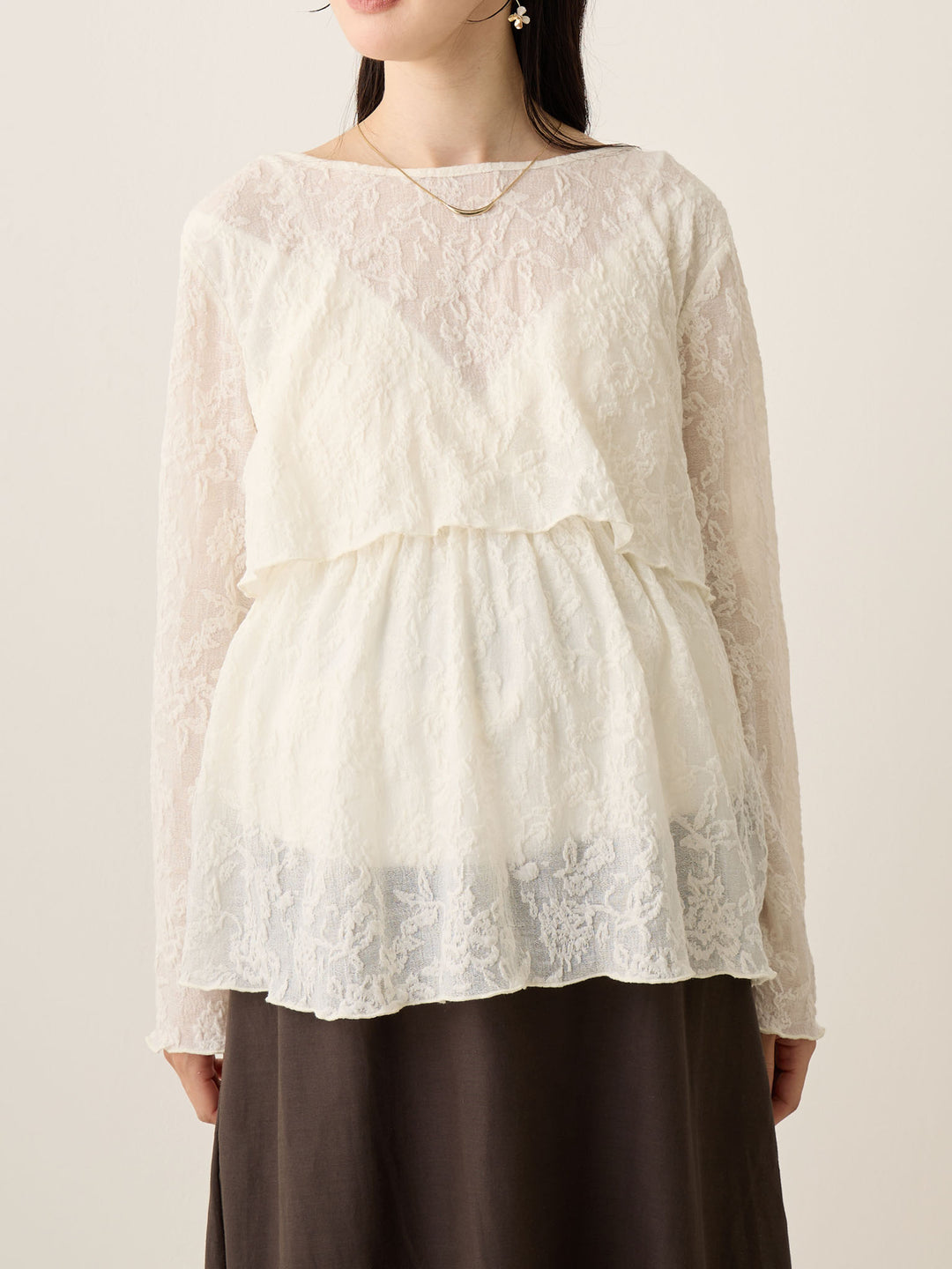 象牙色花朵提花上衣