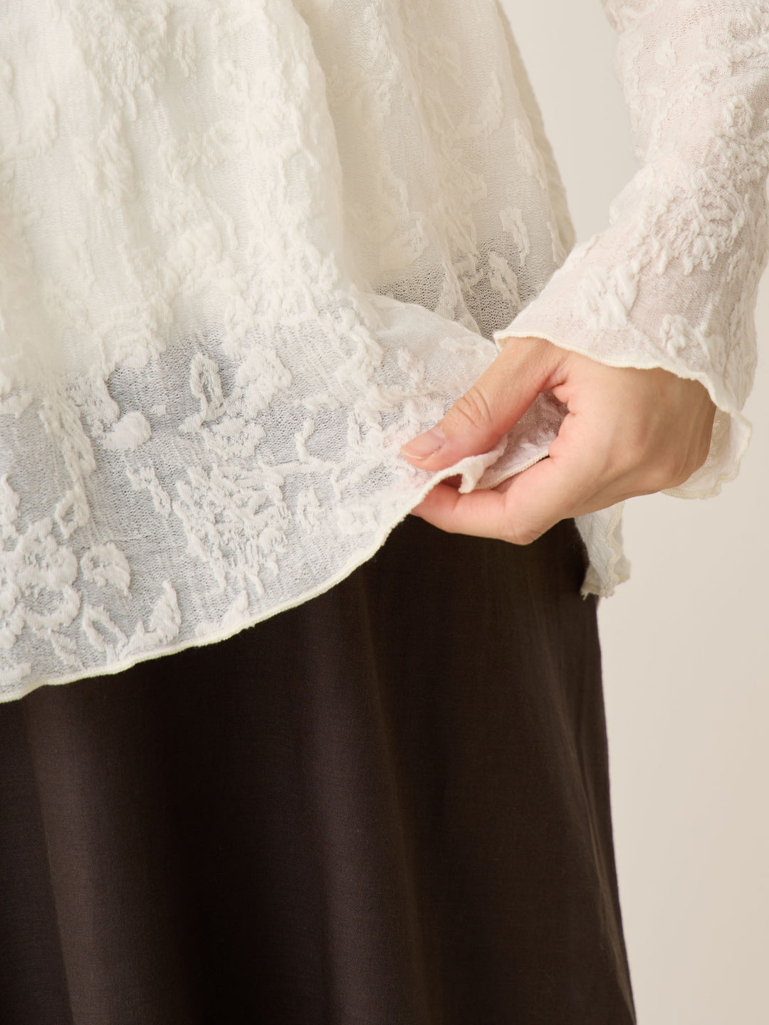 黑色花卉提花上衣