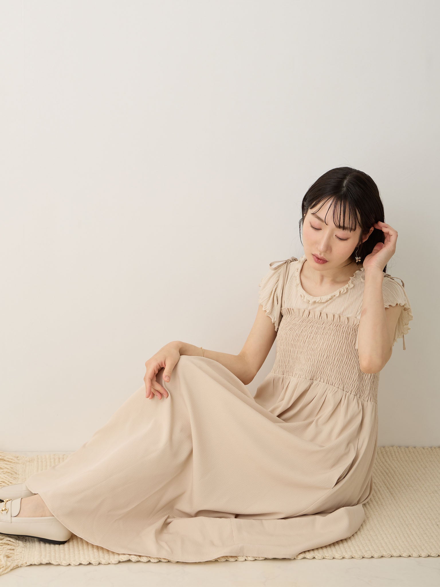 ま*む様 PINUE シャーリングキャミワンピース SAND BEIGE（サンド 中古・古着通販】PINUE (ピヌエ) シャーリングキャミワンピース