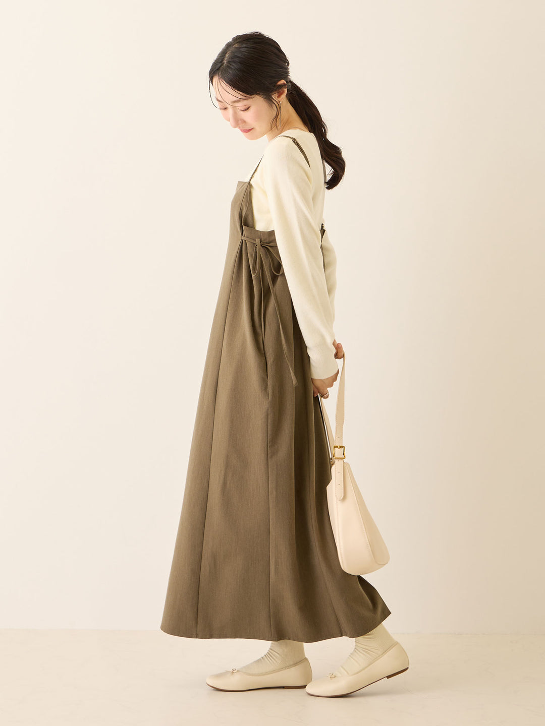 卡其色侧饰蝴蝶结吊带连衣裙