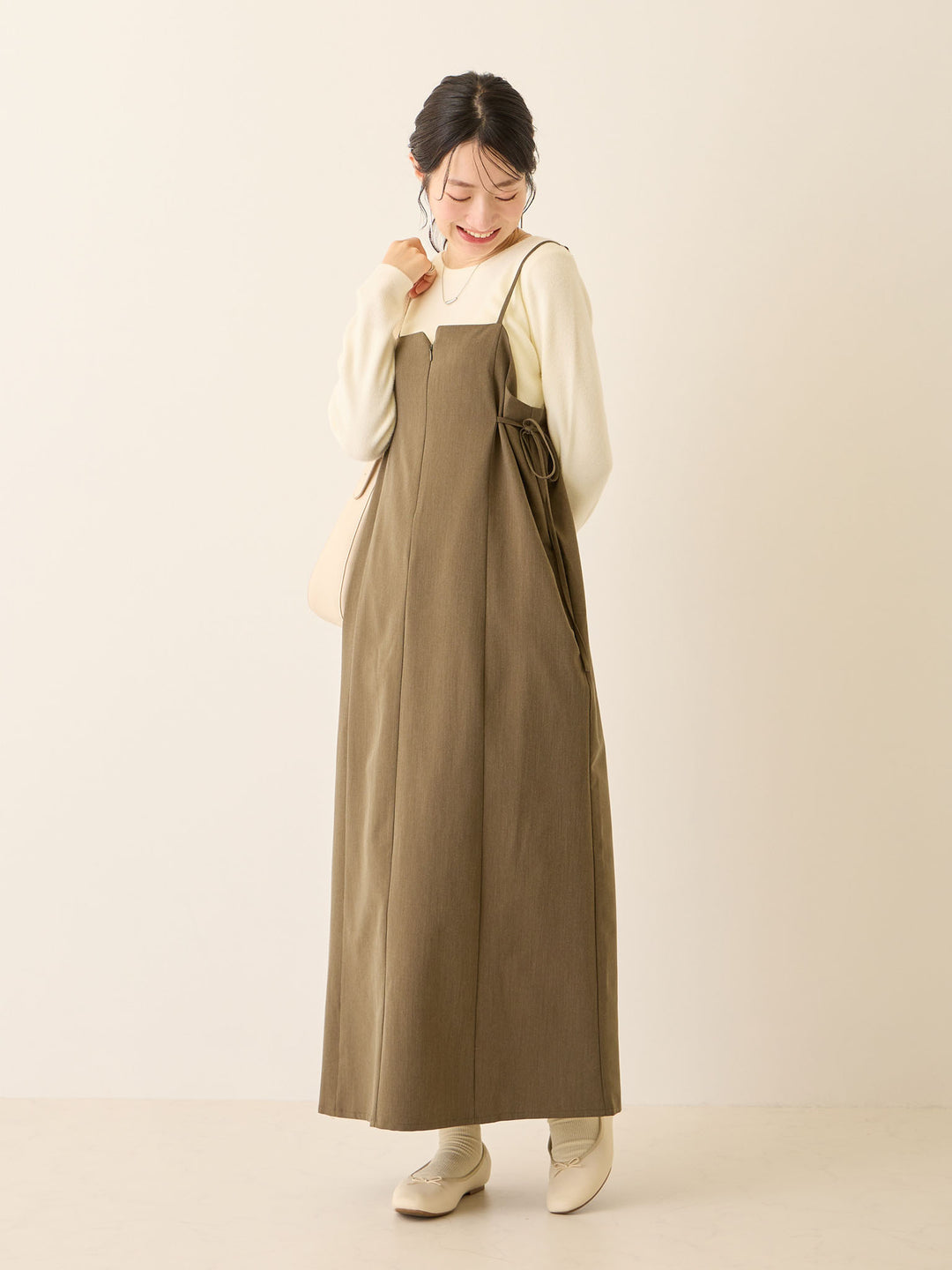 卡其色侧饰蝴蝶结吊带连衣裙