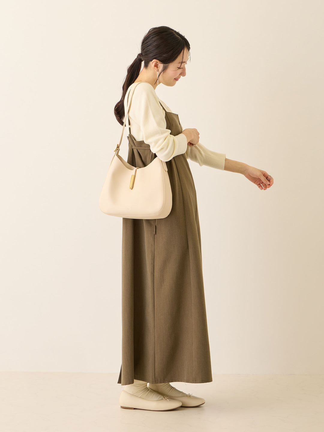 卡其色侧饰蝴蝶结吊带连衣裙