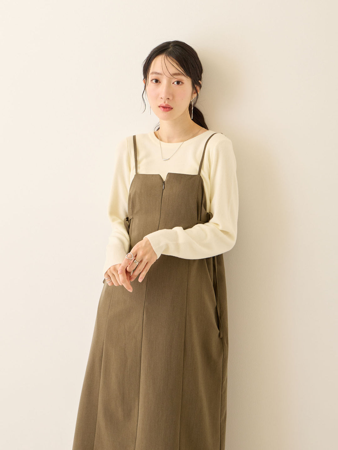 卡其色侧饰蝴蝶结吊带连衣裙