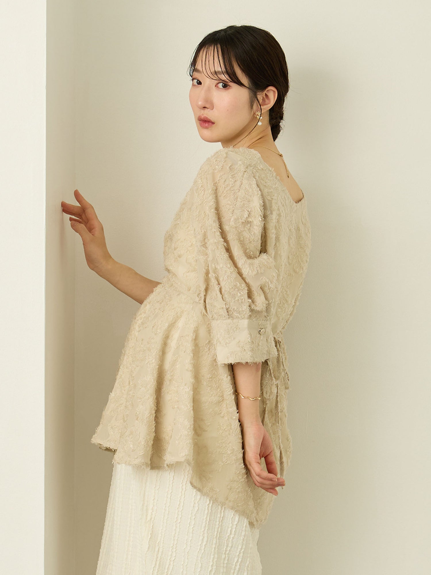 フェザーぺプラムブラウス Beige