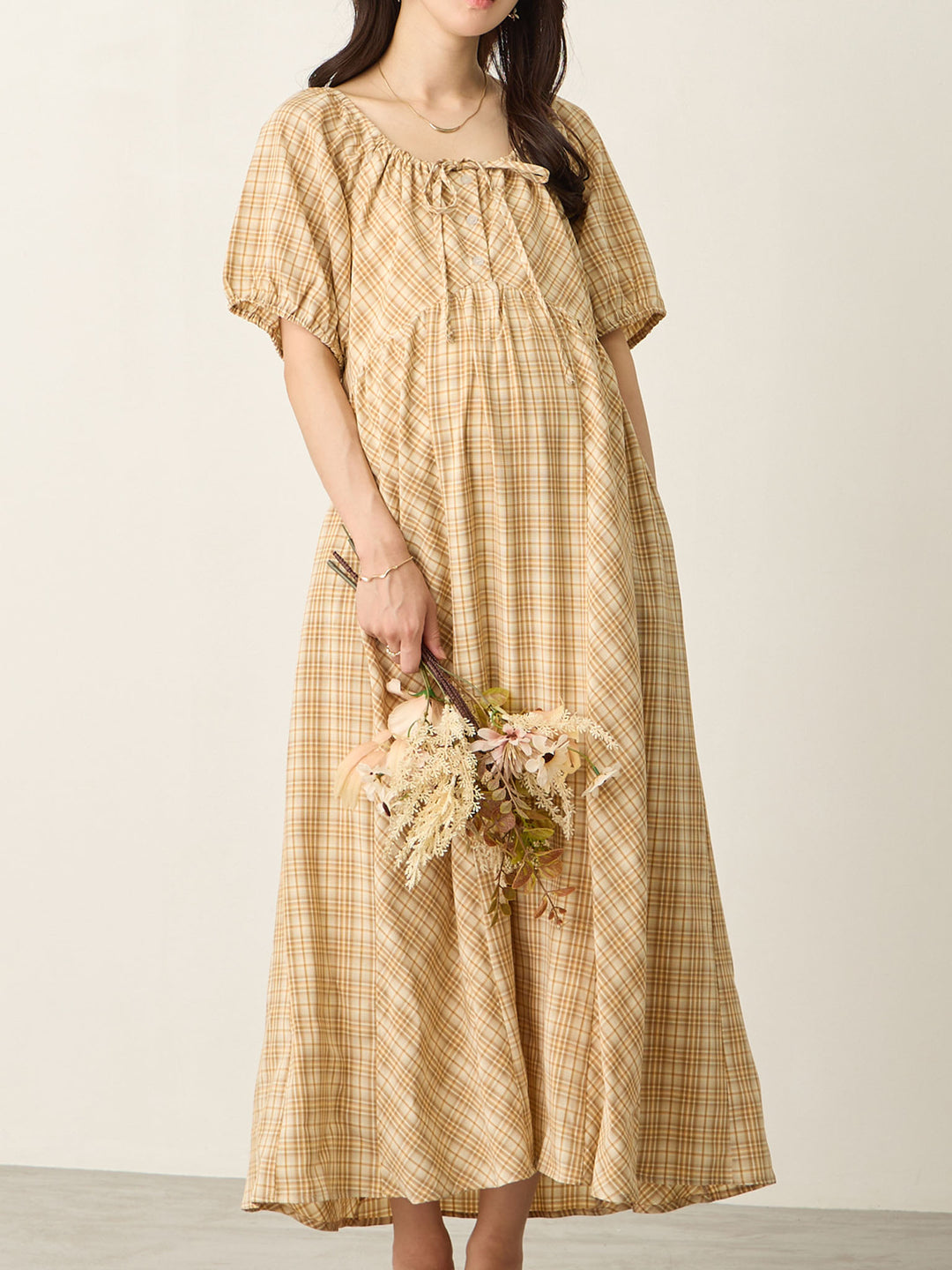 米色泡泡袖格纹连衣裙