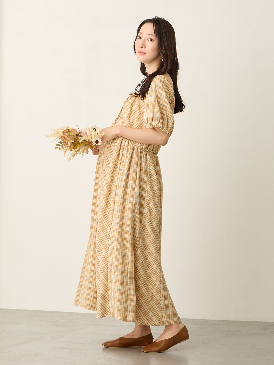 米色泡泡袖格纹连衣裙