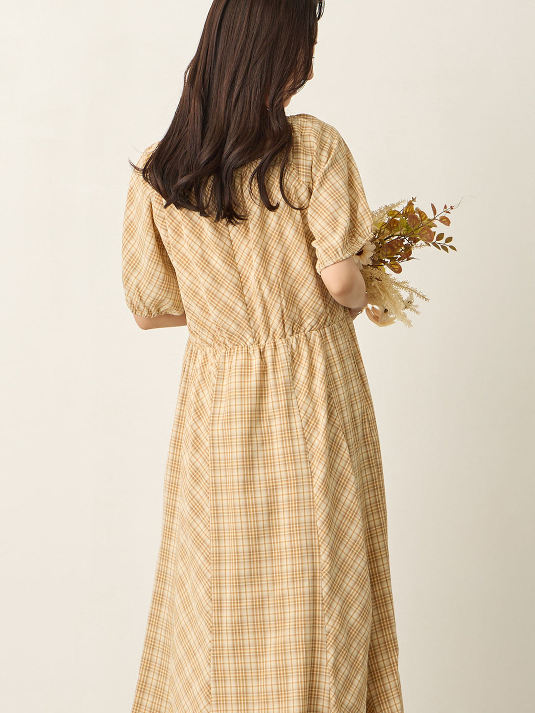 米色泡泡袖格纹连衣裙