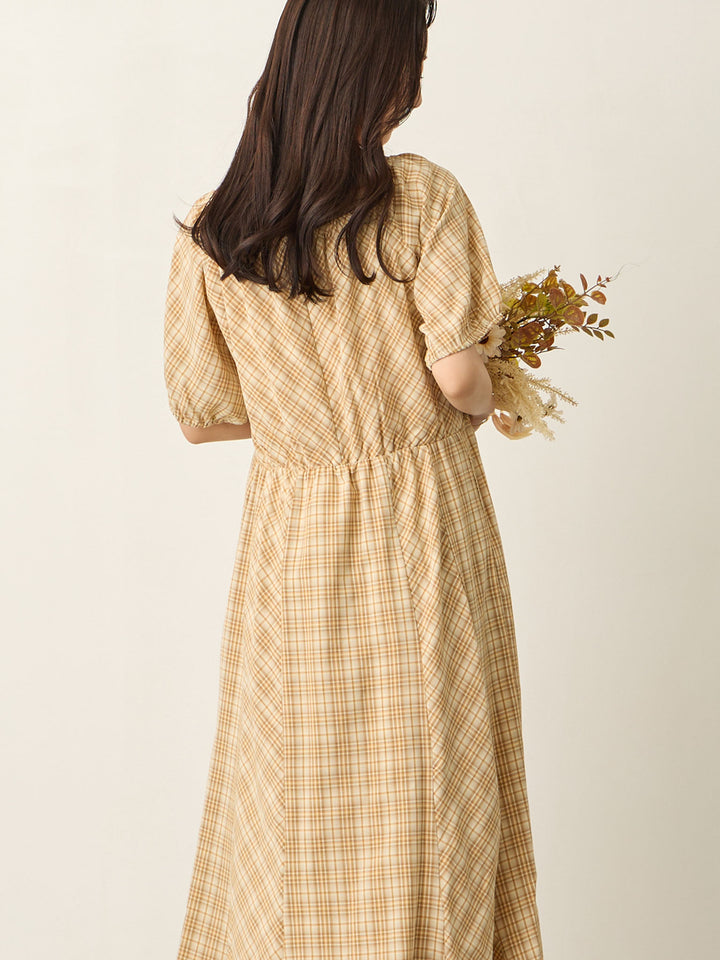 米色泡泡袖格纹连衣裙