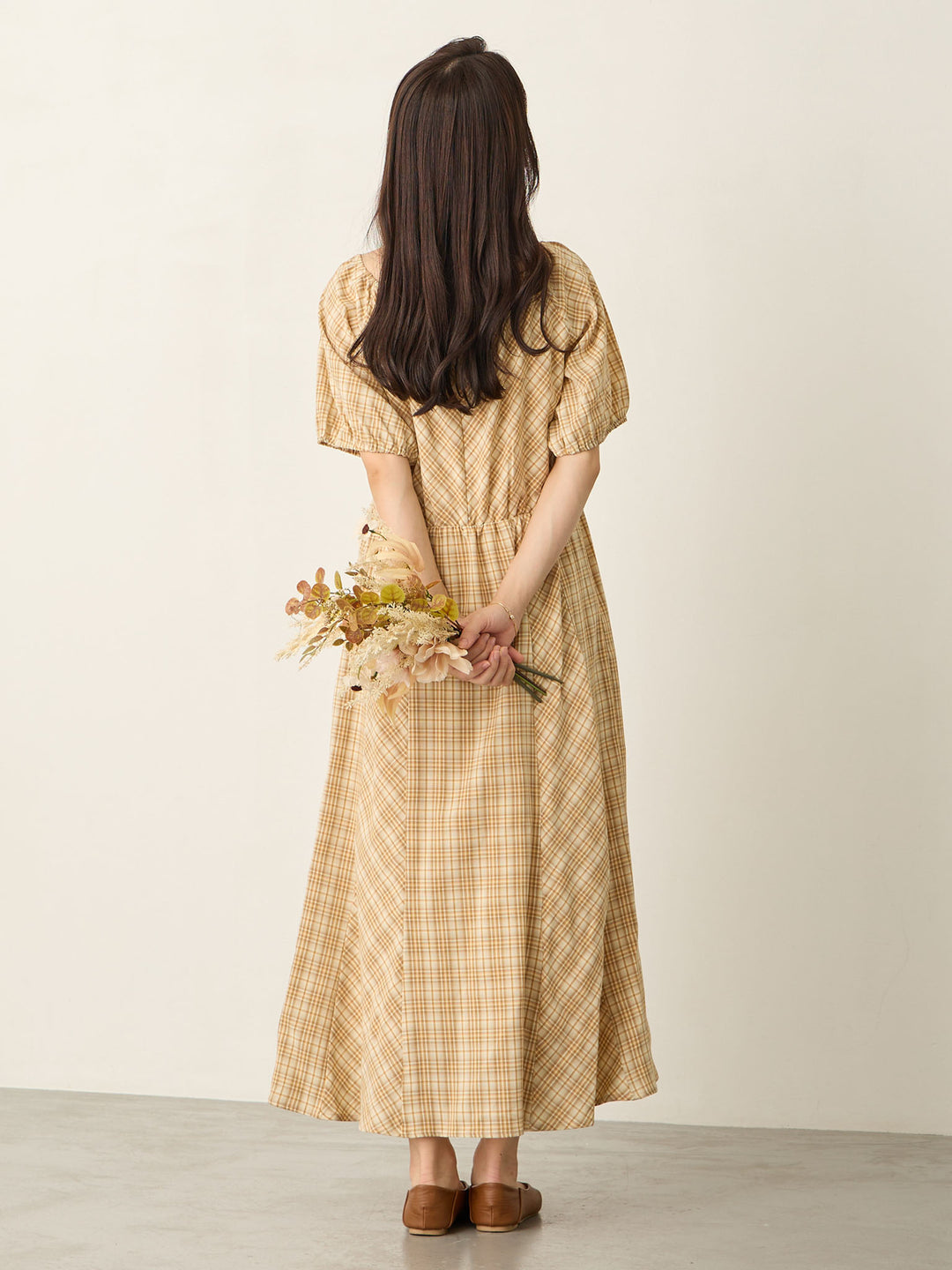 米色泡泡袖格纹连衣裙