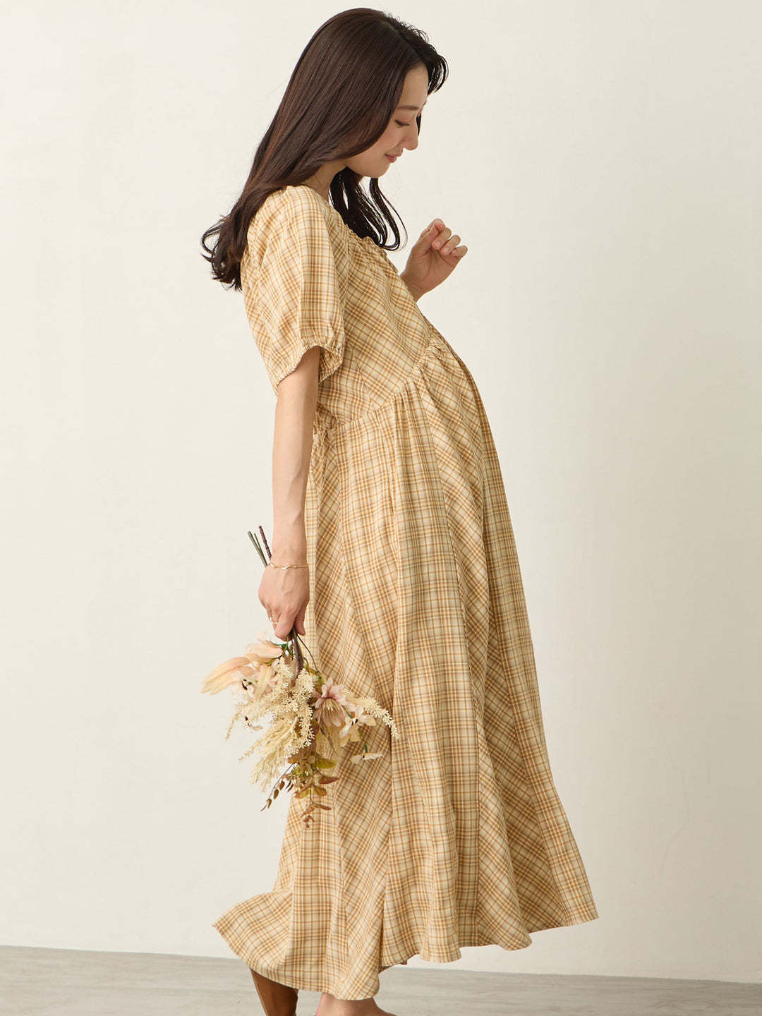 米色泡泡袖格纹连衣裙