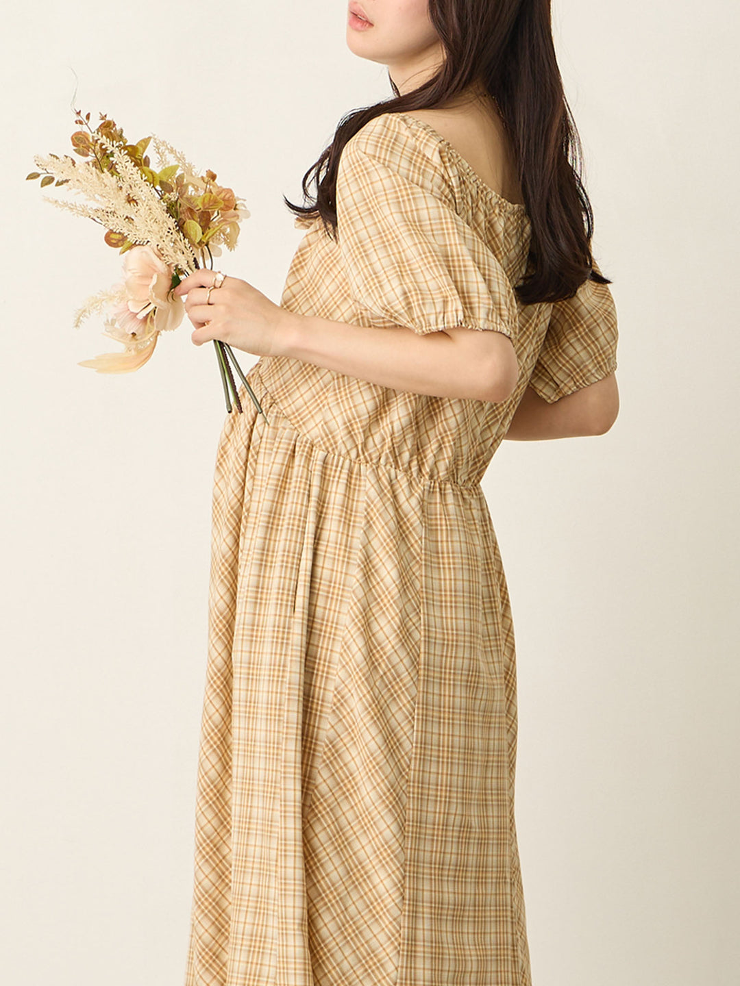 米色泡泡袖格纹连衣裙