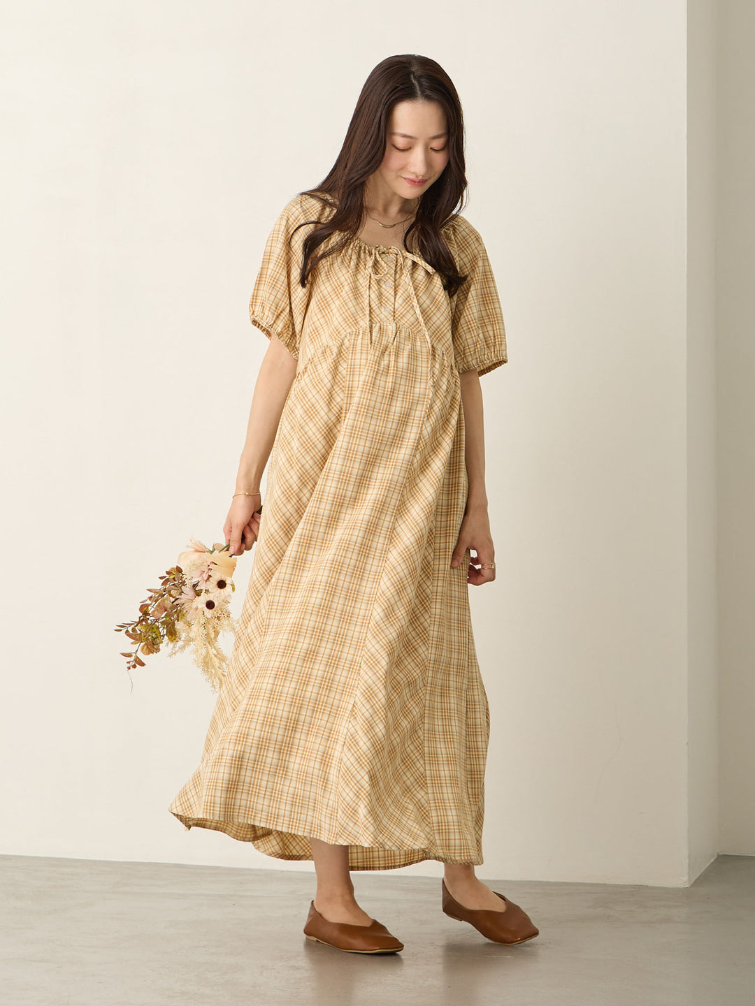 米色泡泡袖格纹连衣裙
