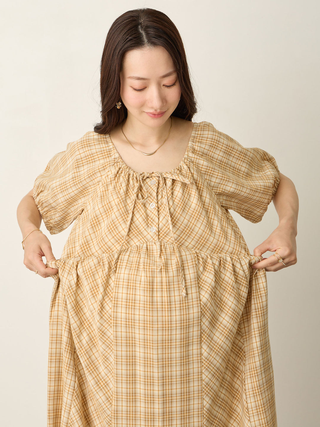 米色泡泡袖格纹连衣裙