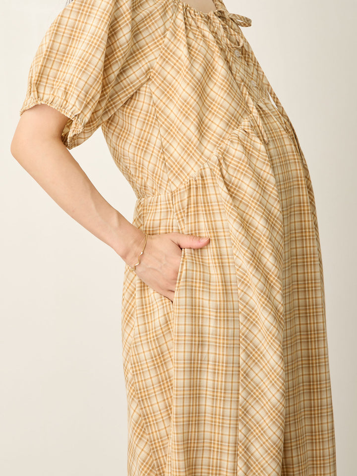 米色泡泡袖格纹连衣裙