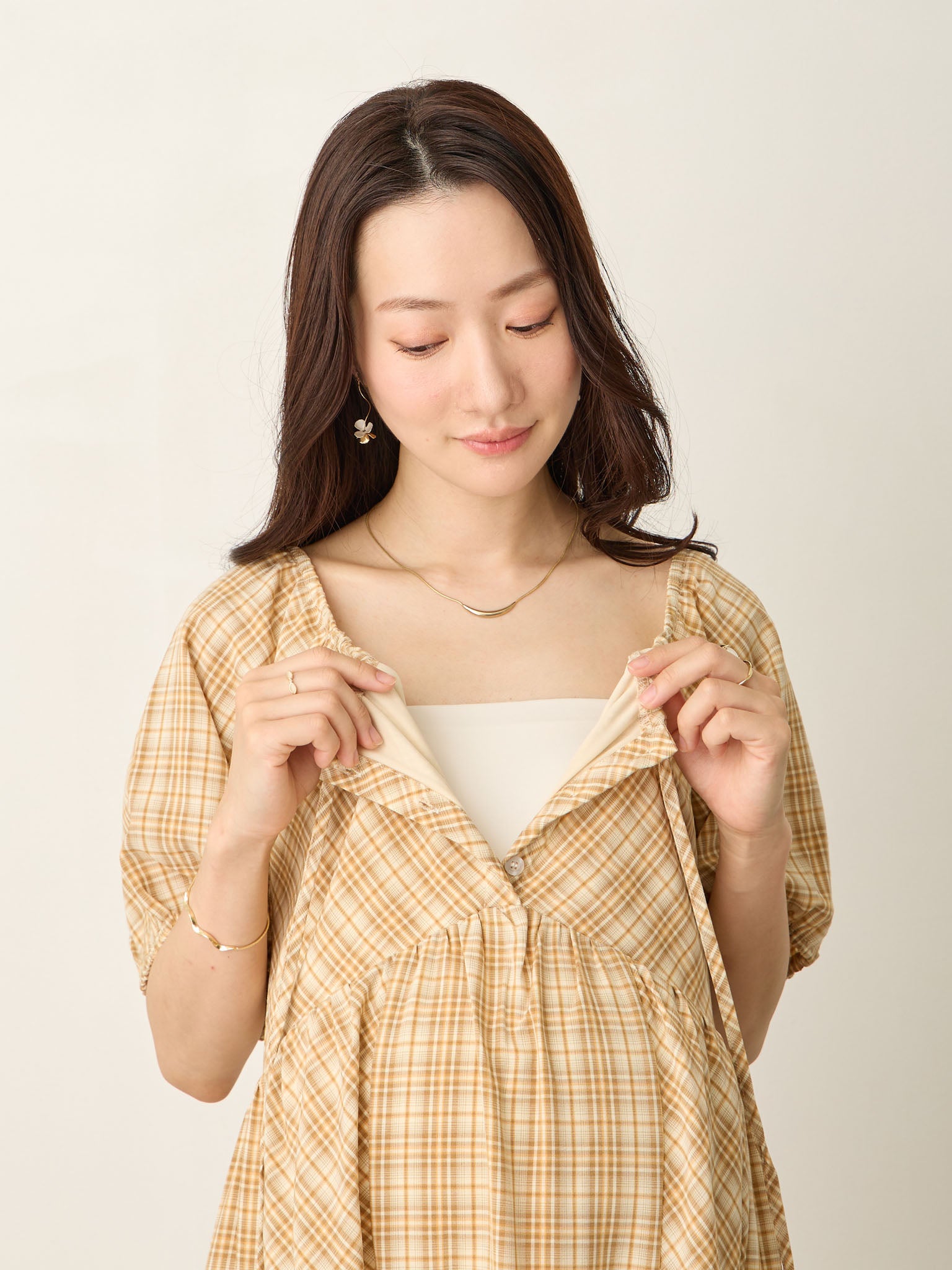 シモネッタ／ベージュ ゴールド半袖パフスリーブ調ワンピース 発表会 シモネッタ／ベージュ ゴールド半袖パフスリーブ調ワンピース 発表会