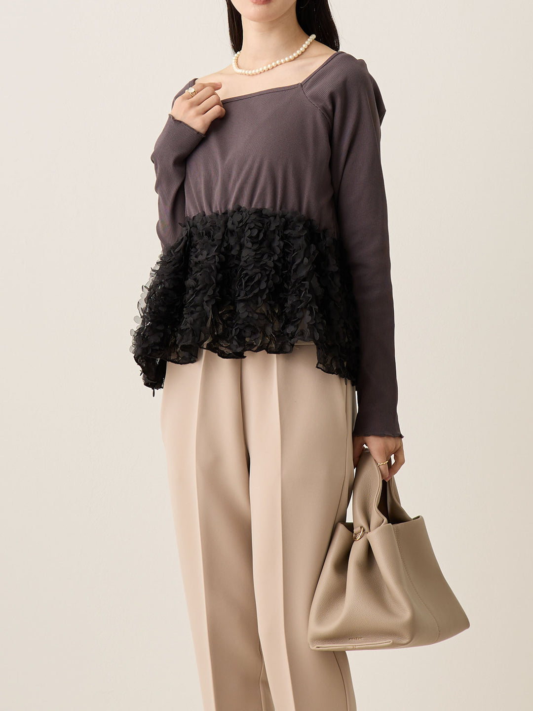 炭灰色薄纱荷叶边上衣