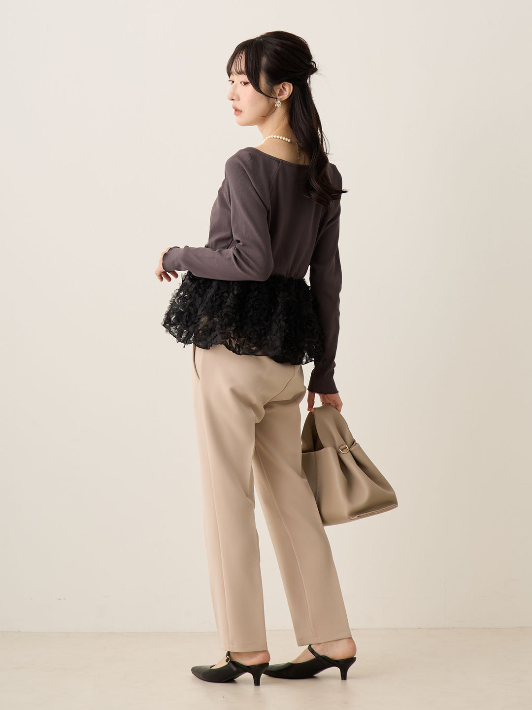 炭灰色薄纱荷叶边上衣