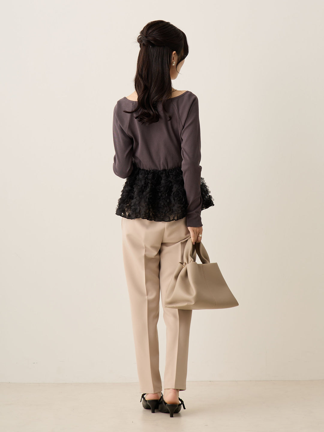 炭灰色薄纱荷叶边上衣