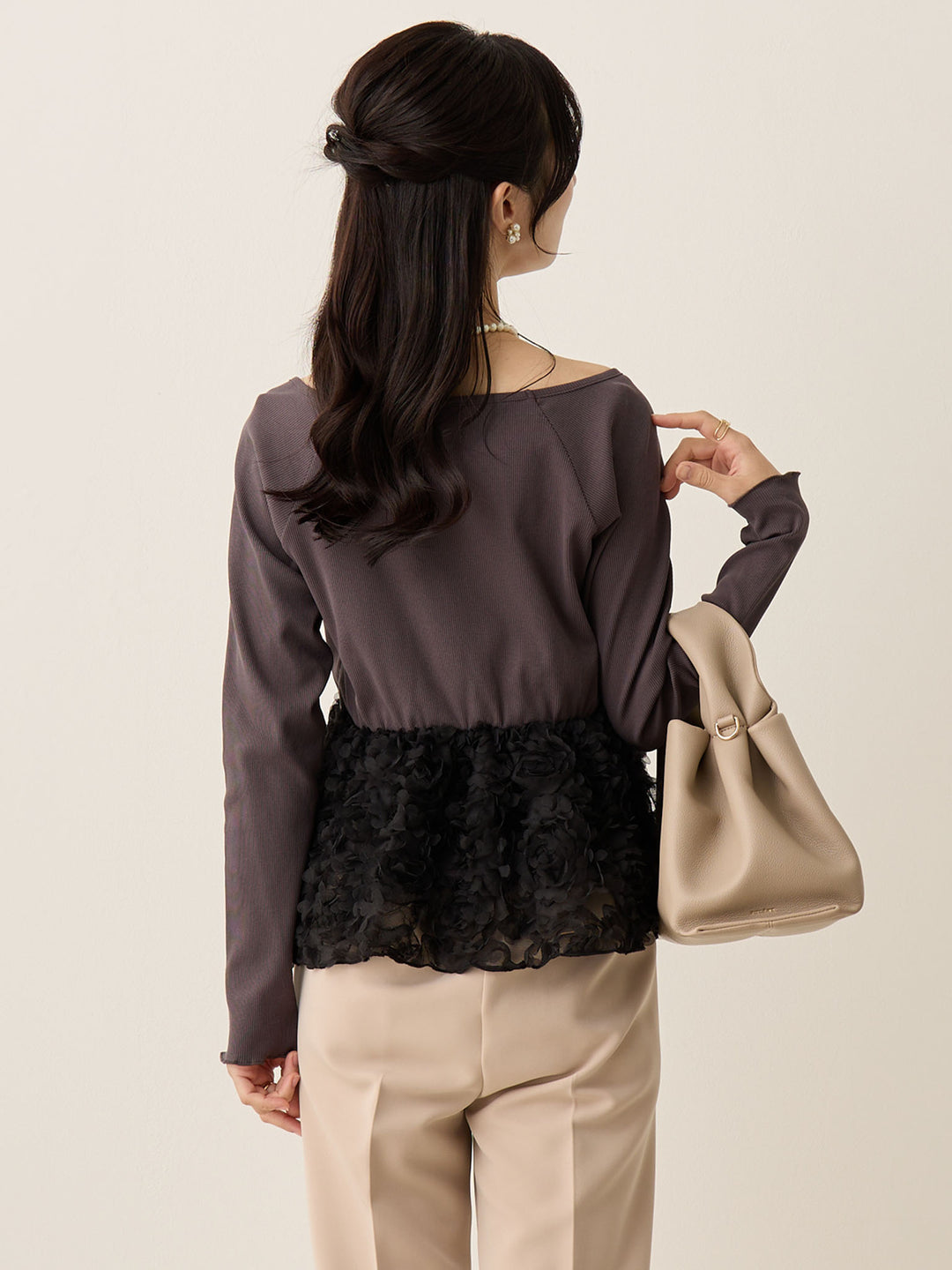 炭灰色薄纱荷叶边上衣