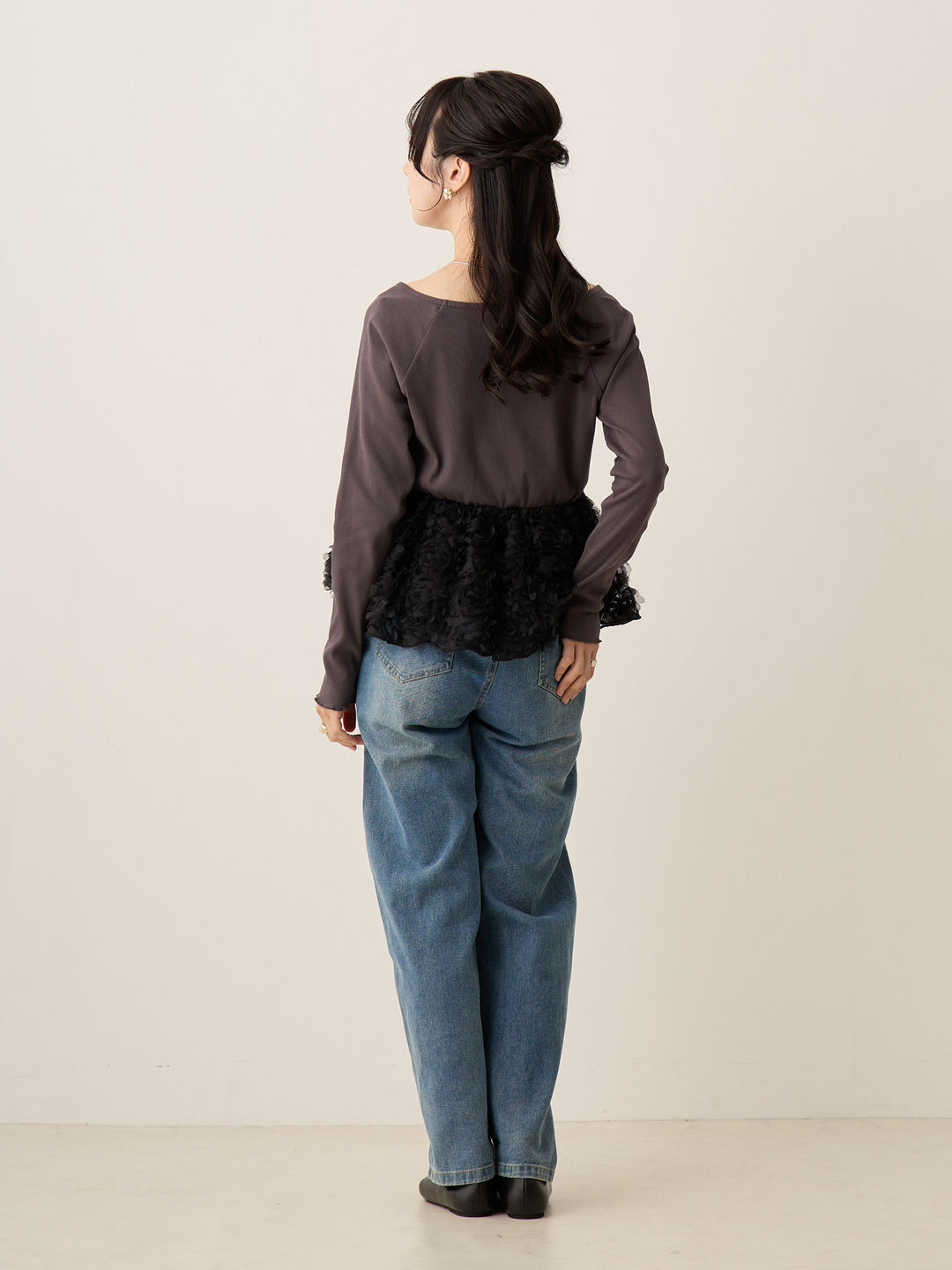 炭灰色薄纱荷叶边上衣