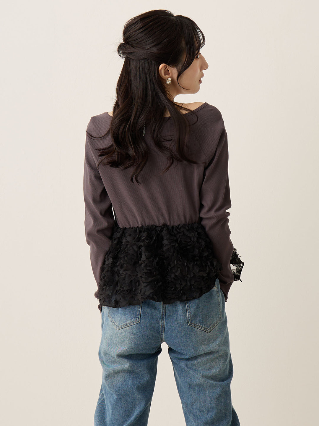 炭灰色薄纱荷叶边上衣