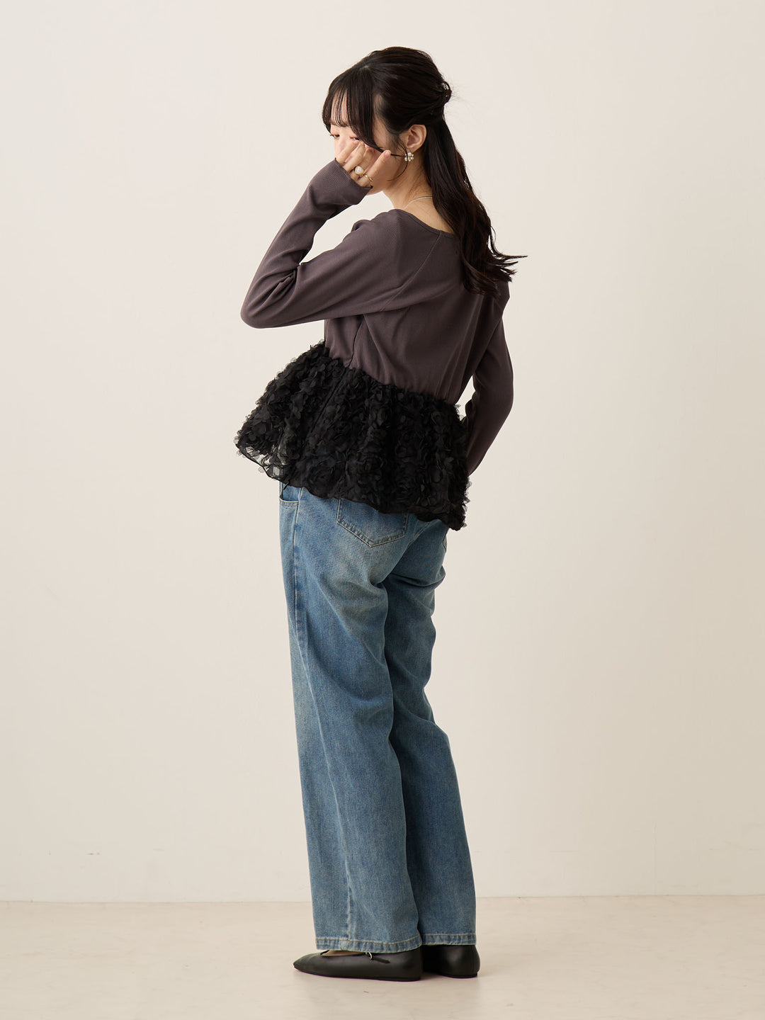 炭灰色薄纱荷叶边上衣