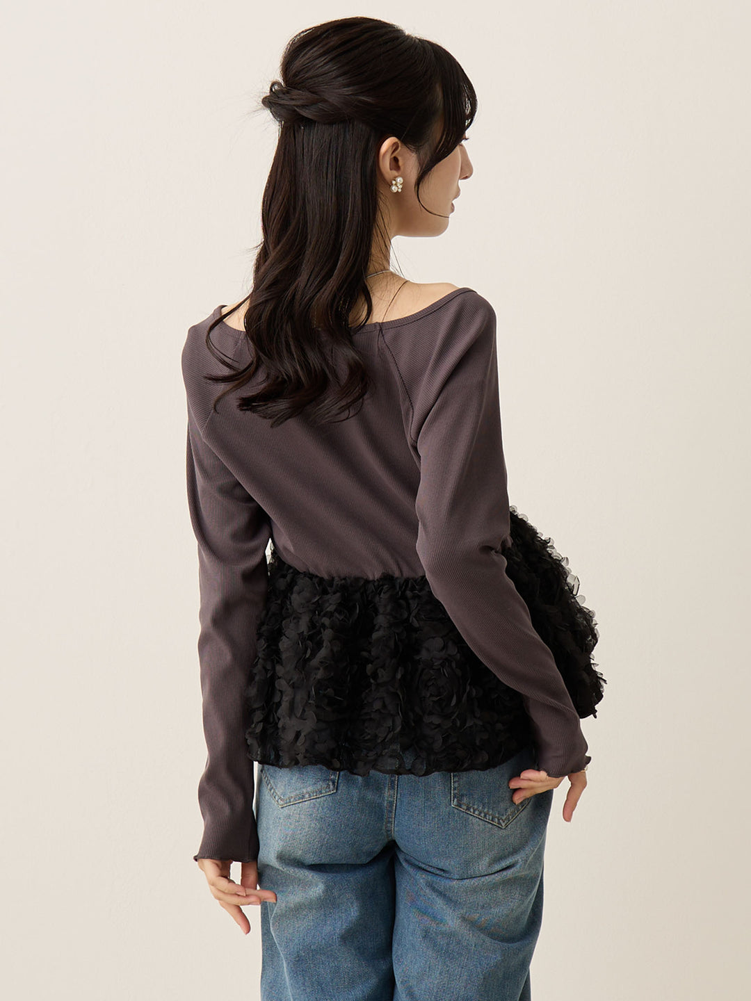 炭灰色薄纱荷叶边上衣