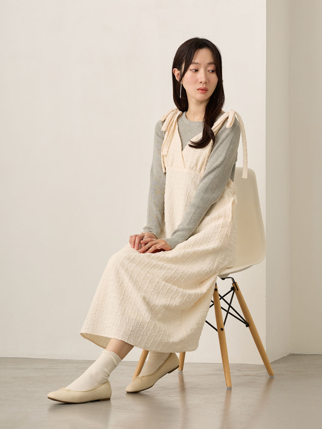 象牙色肩带吊带连衣裙