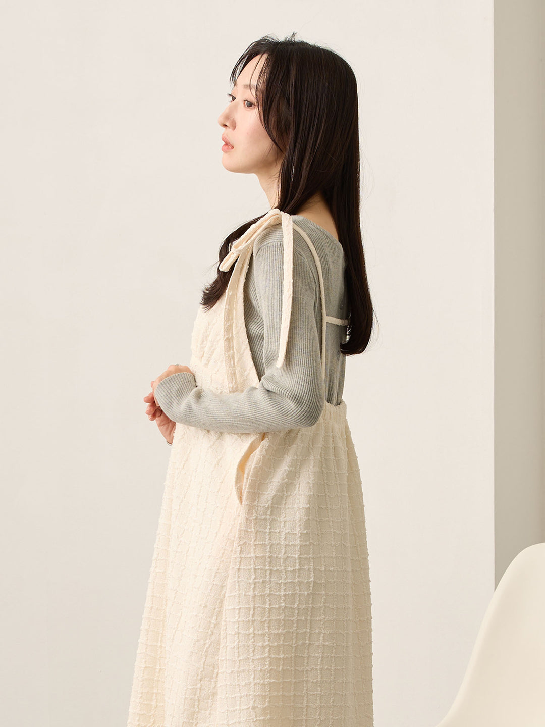 象牙色肩带吊带连衣裙