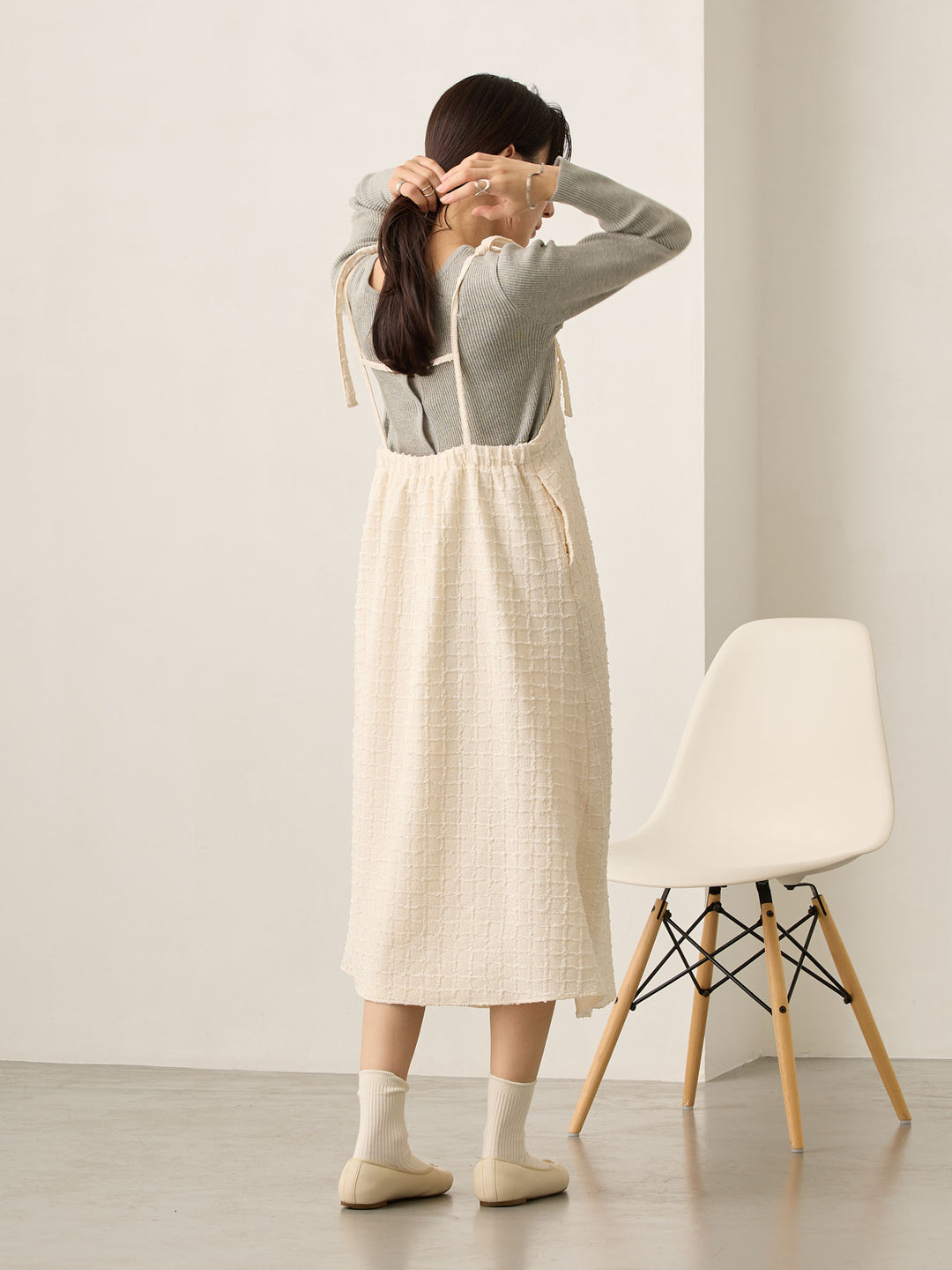 象牙色肩带吊带连衣裙