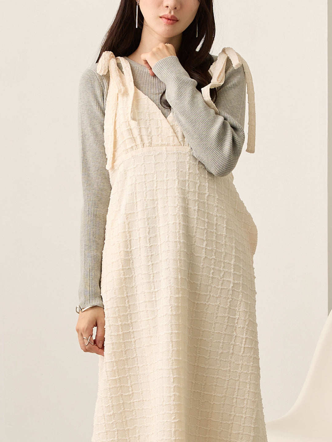 象牙色肩带吊带连衣裙