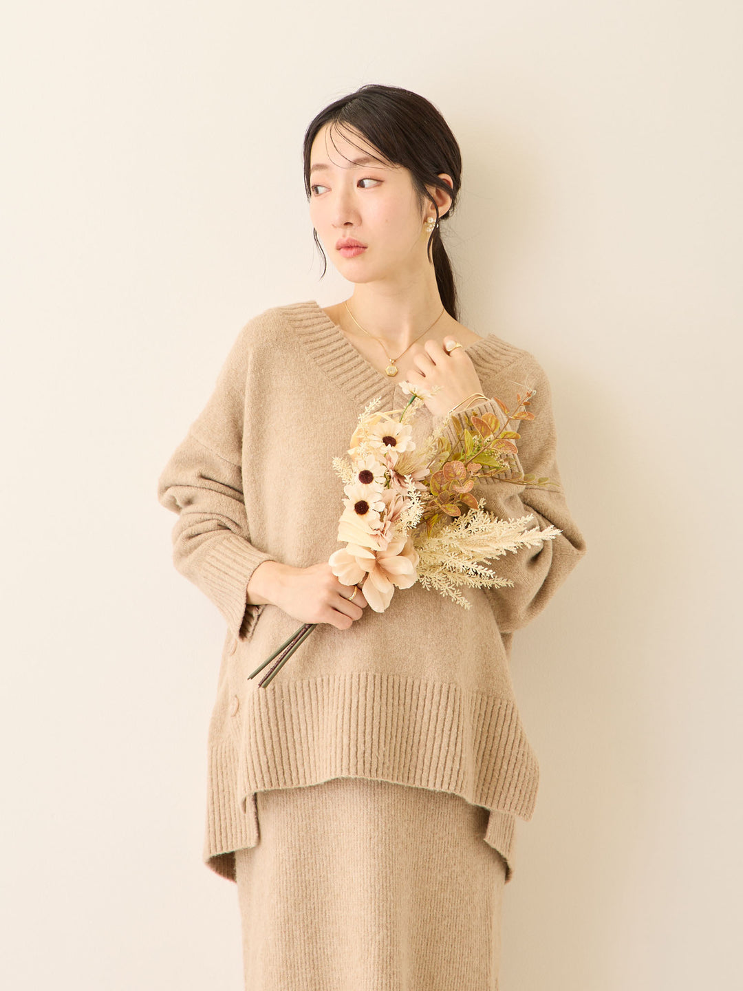 Vネックゆるニットトップス Beige