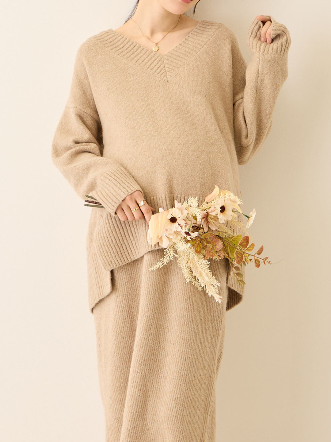 Vネックゆるニットトップス Beige