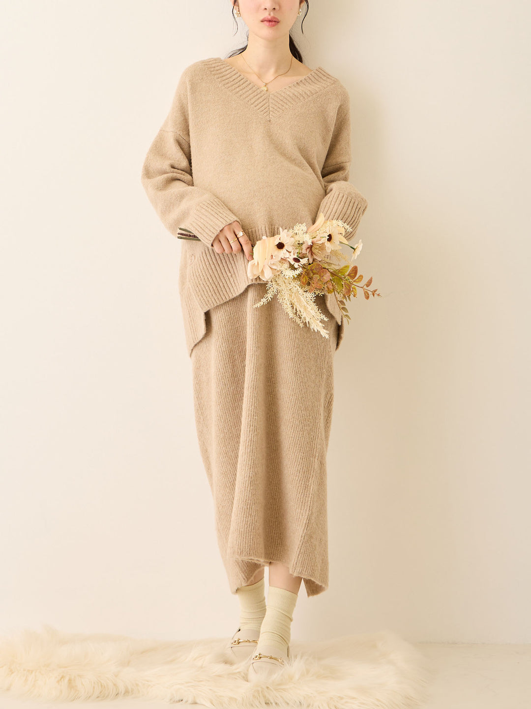 Vネックゆるニットトップス Beige