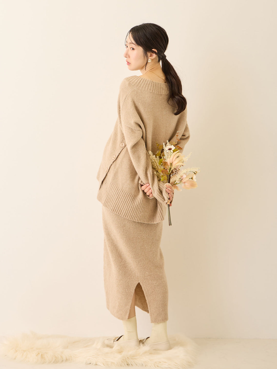 Vネックゆるニットトップス Beige