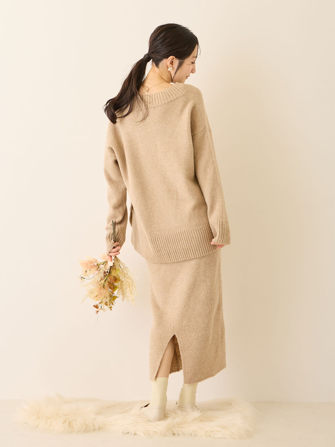 Vネックゆるニットトップス Beige